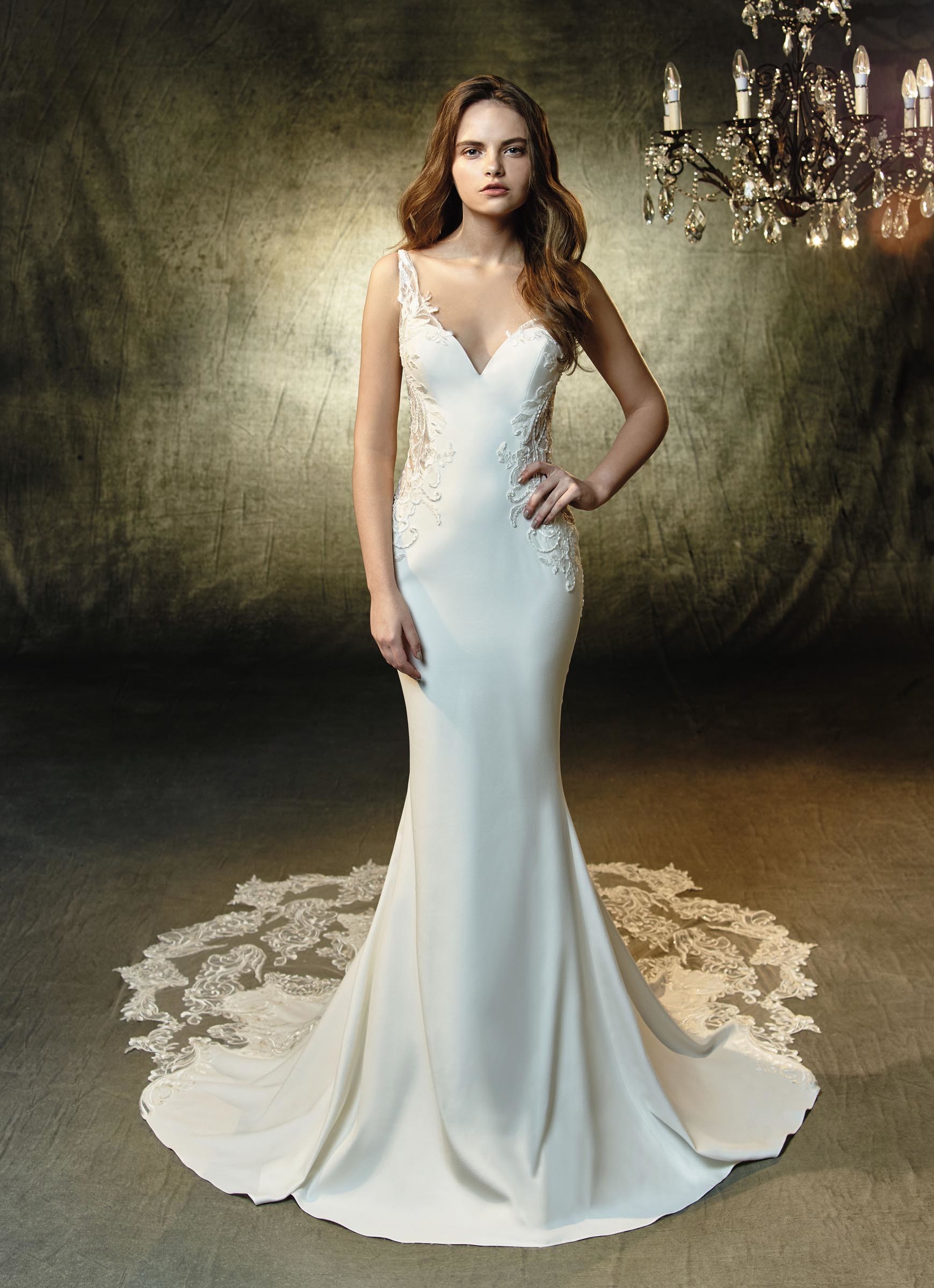 Cremefarbenes Fit and Flare-Brautkleid mit Spitze, V-Ausschnitt und Schleppe von Blue by Enzoani, Modell Laramie