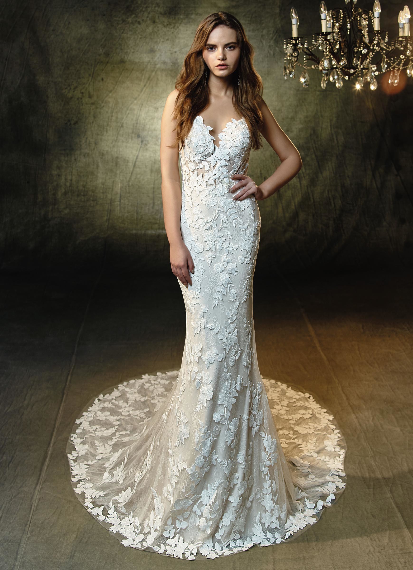 Cremefarbenes Fit and Flare-Brautkleid mit Spitze, Herzausschnitt und Schleppe von Blue by Enzoani, Modell Lesley