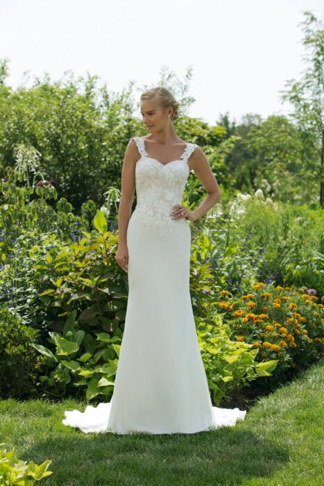 Cremefarbenes Brautkleid im Godet-Schnitt mit Spitze und Ausschnitt in Herzform von Sweetheart, Modell 11032