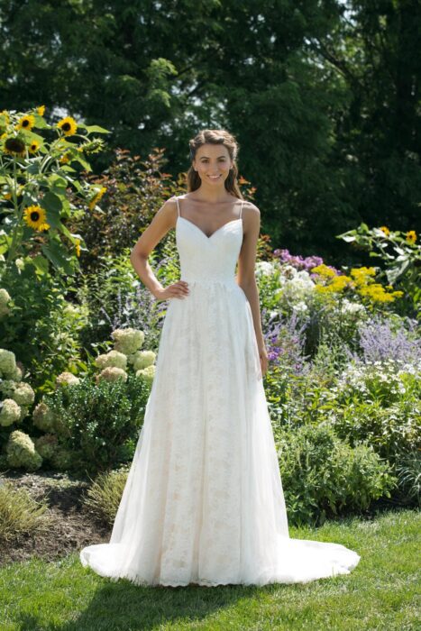 Cremefarbenes Brautkleid aus Spitze mit Ausschnitt in Herzform und Spaghettiträgern von Sweetheart, Modell 11030