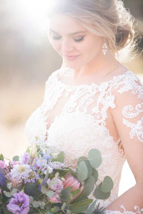 Cremefarbenes Brautkleid mit Spitze, Tattoo Effekt und tiefem Rückenausschnitt von Essense of Australia, Modell D2532