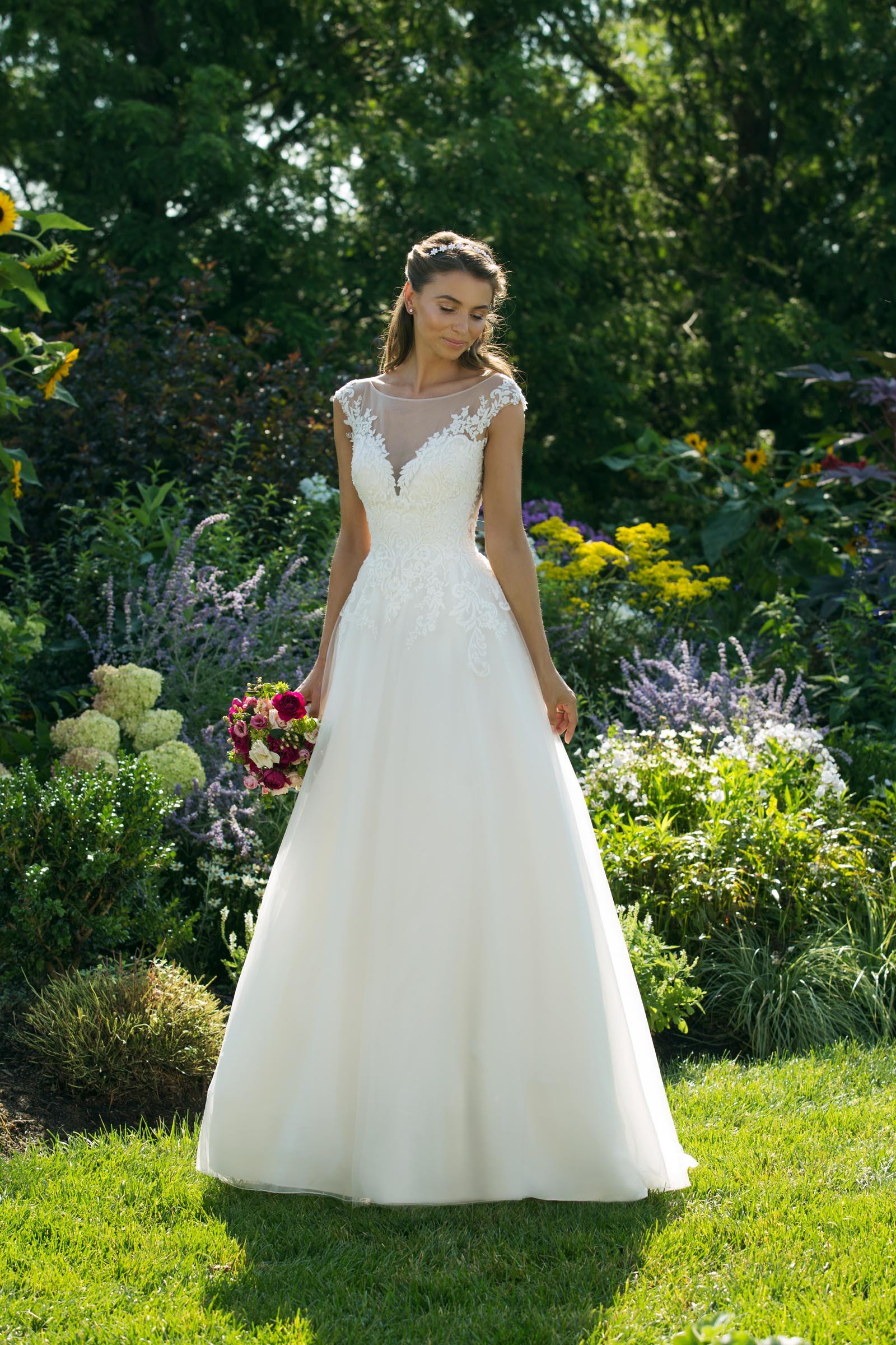 Cremefarbenes Brautkleid im Prinzessschnitt mit Spitze und Illusion-Ausschnitt von Sweetheart, Modell 11036