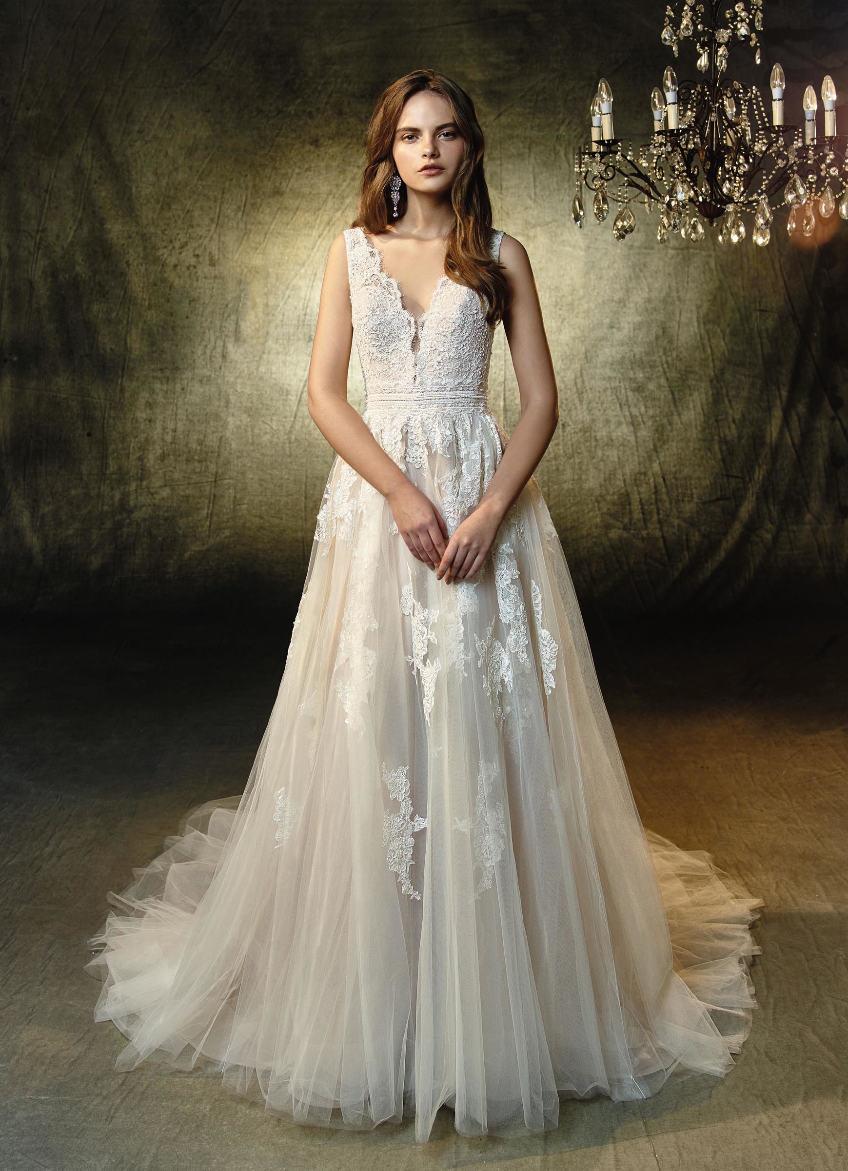 Cremefarbenes Brautkleid mit Spitze, Prinzessschnitt und tiefem V-Ausschnitt von Blue by Enzoani, Modell Lexanne