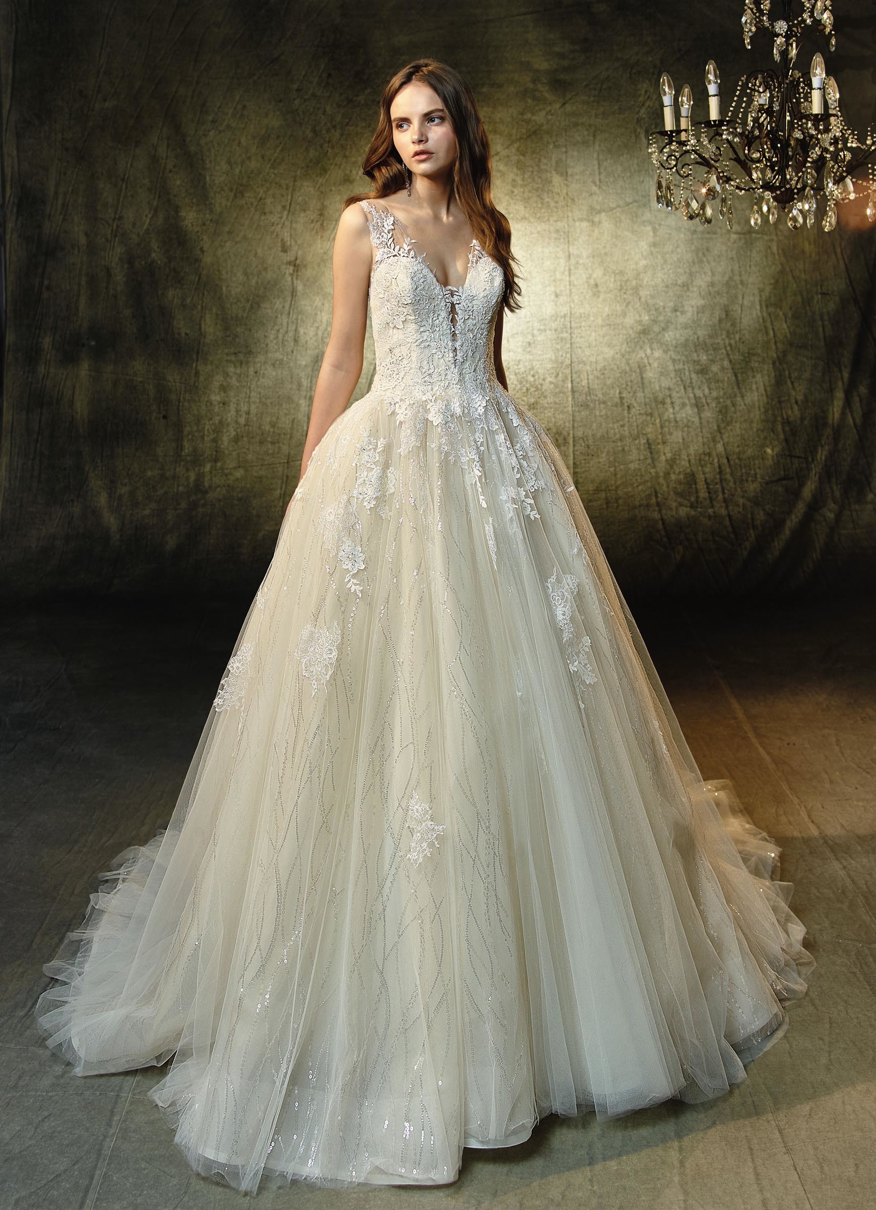 Cremefarbenes Brautkleid mit Spitze und Prinzessschnitt von Blue by Enzoani, Modell Langley