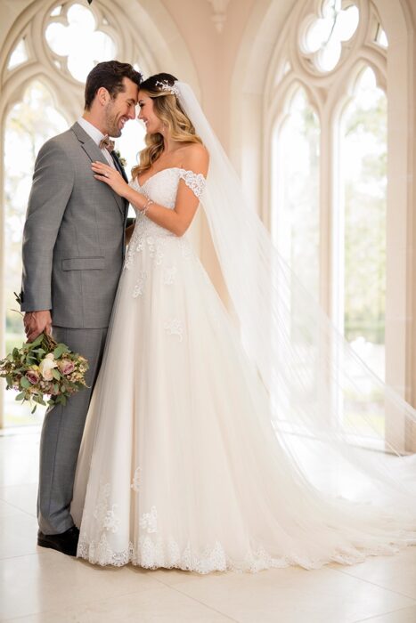 Cremefarbenes Brautkleid im Prinzessschnitt, schulterfrei, mit Ausschnitt in Herzform von Stella York, Modell 6684