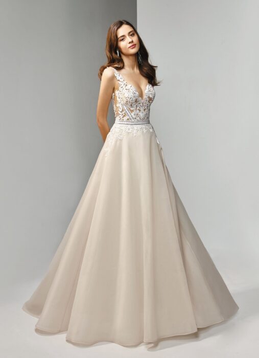 Cremefarbenes Brautkleid mit Prinzessschnitt und Spitze mit Tattoo-Effekt von Beautiful Bridal, Modell BT19-11