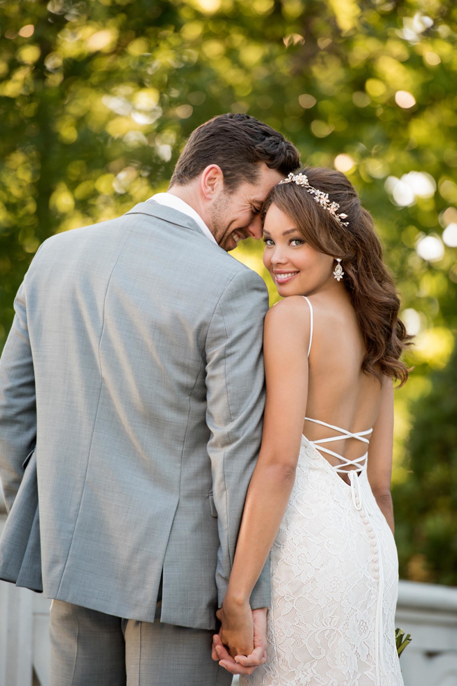 Cremefarbenes Brautkleid aus Spitze mit Schnürung im Rücken von Stella York, Modell 6655
