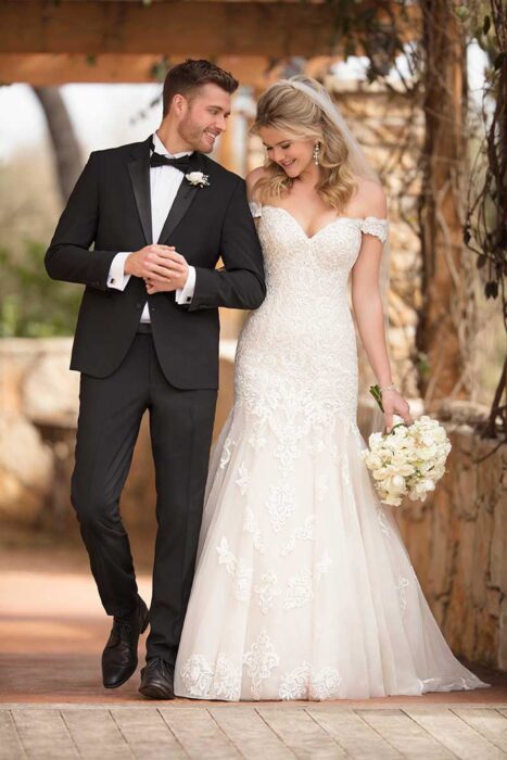 Cremefarbenes Brautkleid mit Fit and Flare Schnitt, Carmen Ausschnitt und Spitze von Essense of Australia, Modell D2352