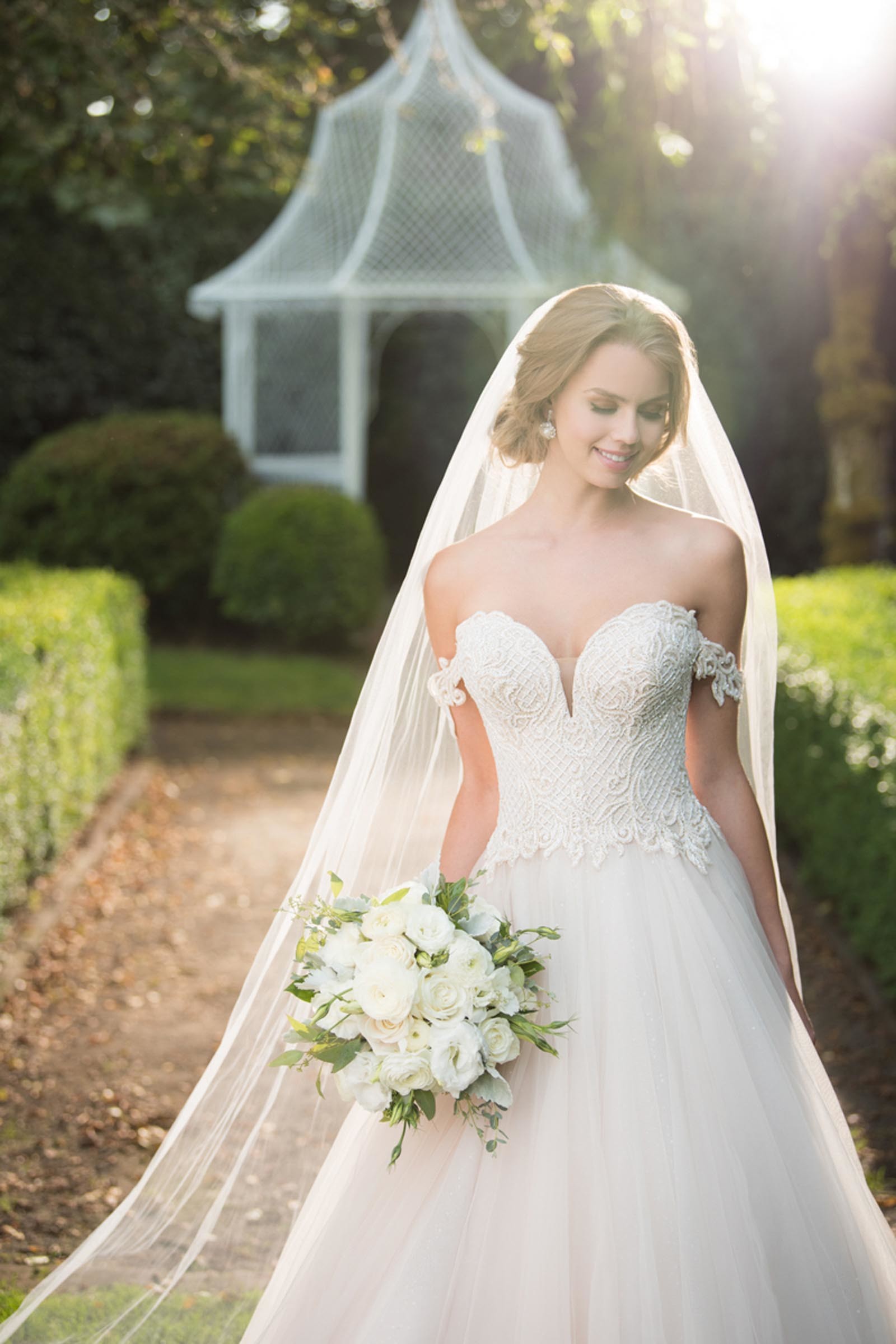 Schulterfreies, cremefarbenes Brautkleid im Prinzessschnitt mit Spitzentop von Martina Liana, Modell 941