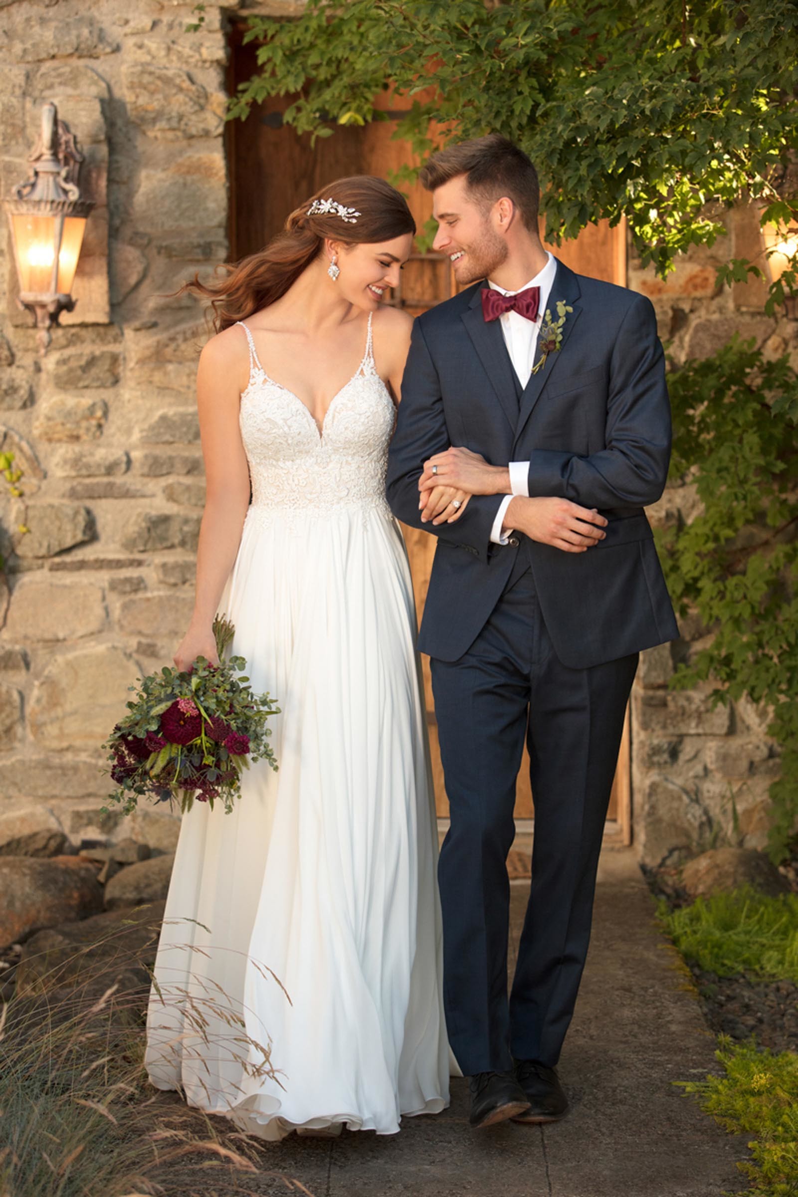 Cremefarbenes Brautkleid mit Spitzentop und Spaghettiträgern von Essense of Australia, Modell D2456