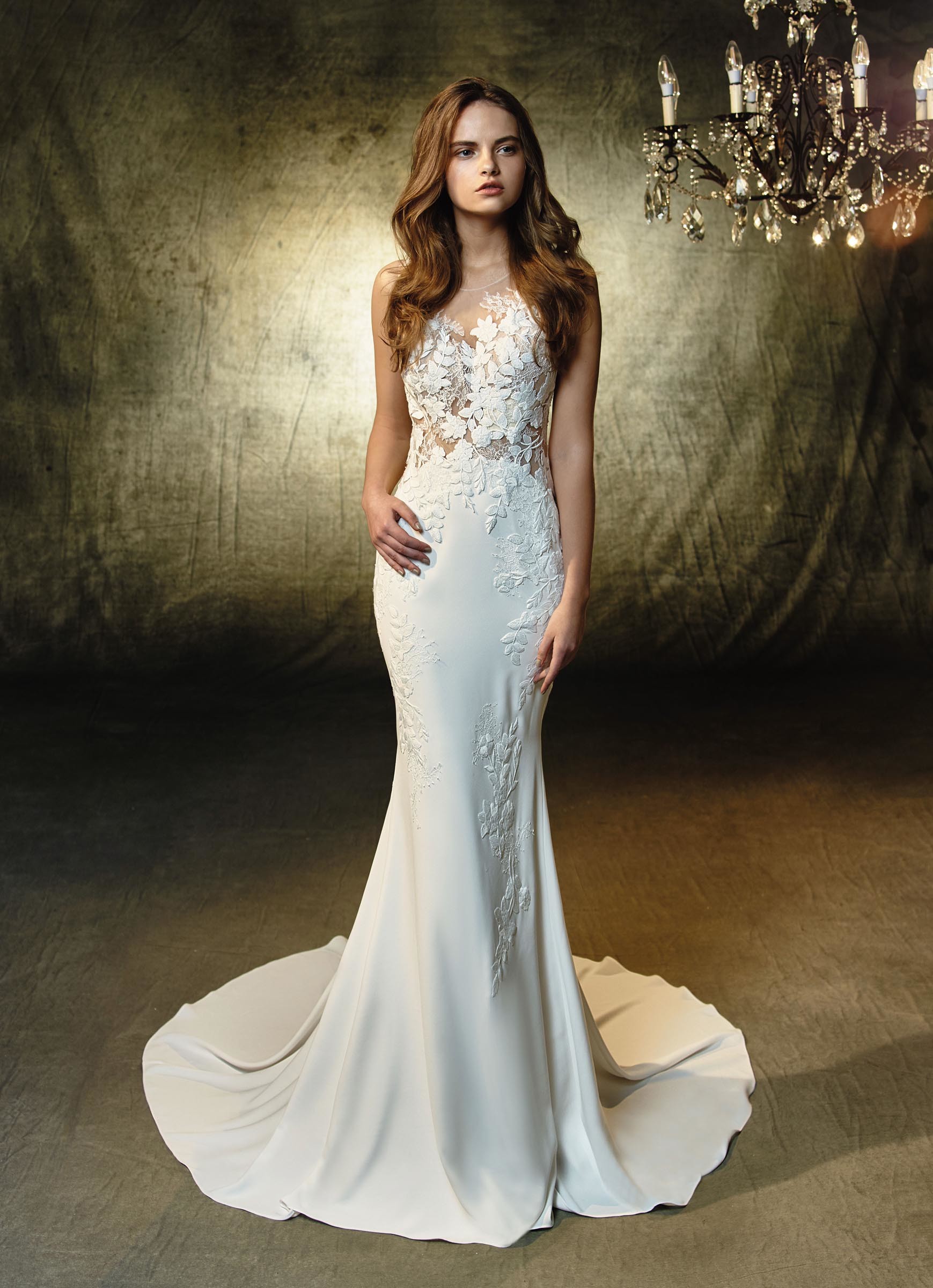 Cremefarbenes Fit and Flare-Brautkleid mit Spitze und Tattoo-Effekt von Blue by Enzoani, Modell Linwood