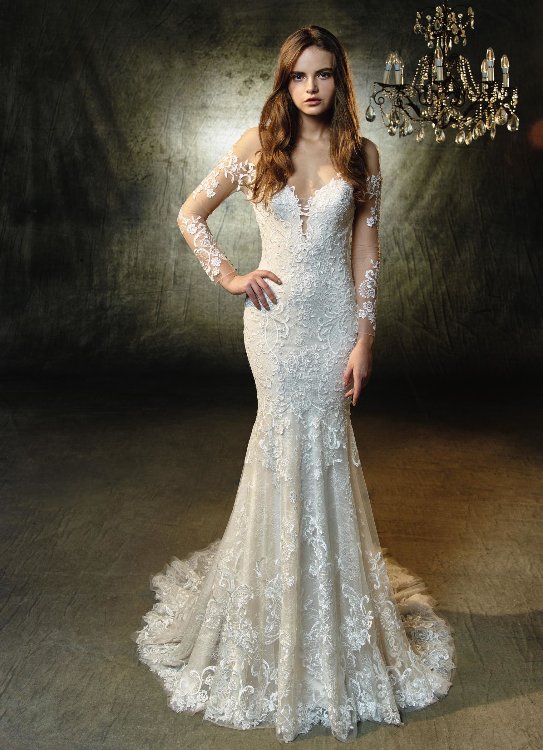Cremefarbenes Fit and Flare-Brautkleid langarm und schulterfrei von Blue by Enzoani, Modell Lonnie