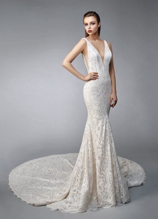 Cremefarbenes Brautkleid im Fit-and-Flare-Schnitt mit Spitze, tiefem V-Ausschnitt und Schleppe von Enzoani, Modell Neptune