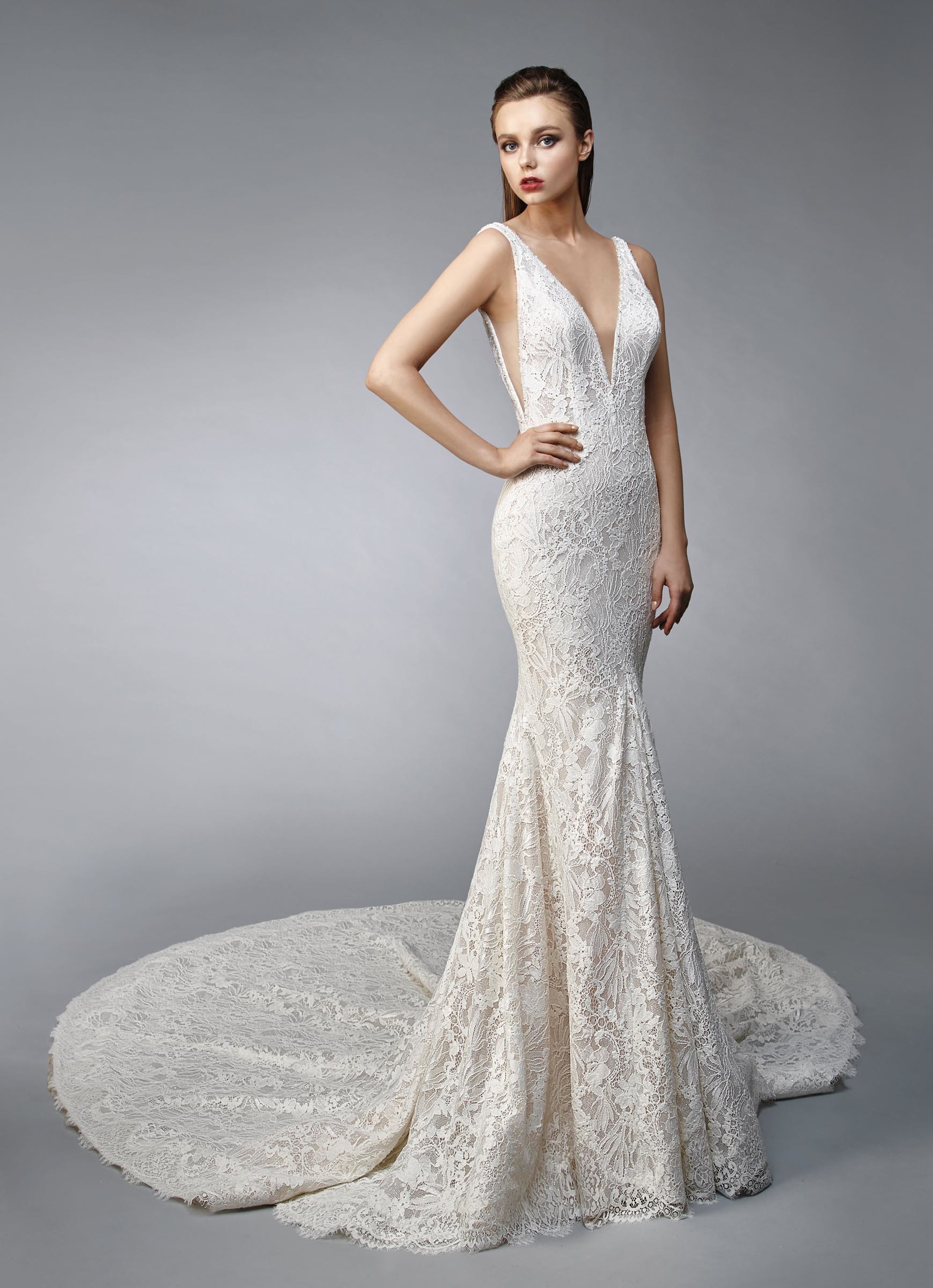 Cremefarbenes Brautkleid im Fit-and-Flare-Schnitt mit Spitze, tiefem V-Ausschnitt und Schleppe von Enzoani, Modell Neptune
