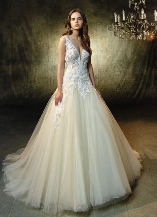 Cremefarbenes Brautkleid mit Spitze, tiefem V-Ausschnitt und Prinzessschnitt von Blue by Enzoani, Modell Louella