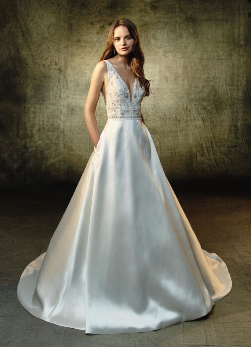 Cremefarbenes Brautkleid mit Spitze, tiefem V-Ausschnitt und Prinzessschnitt von Blue by Enzoani, Modell Lilybeth