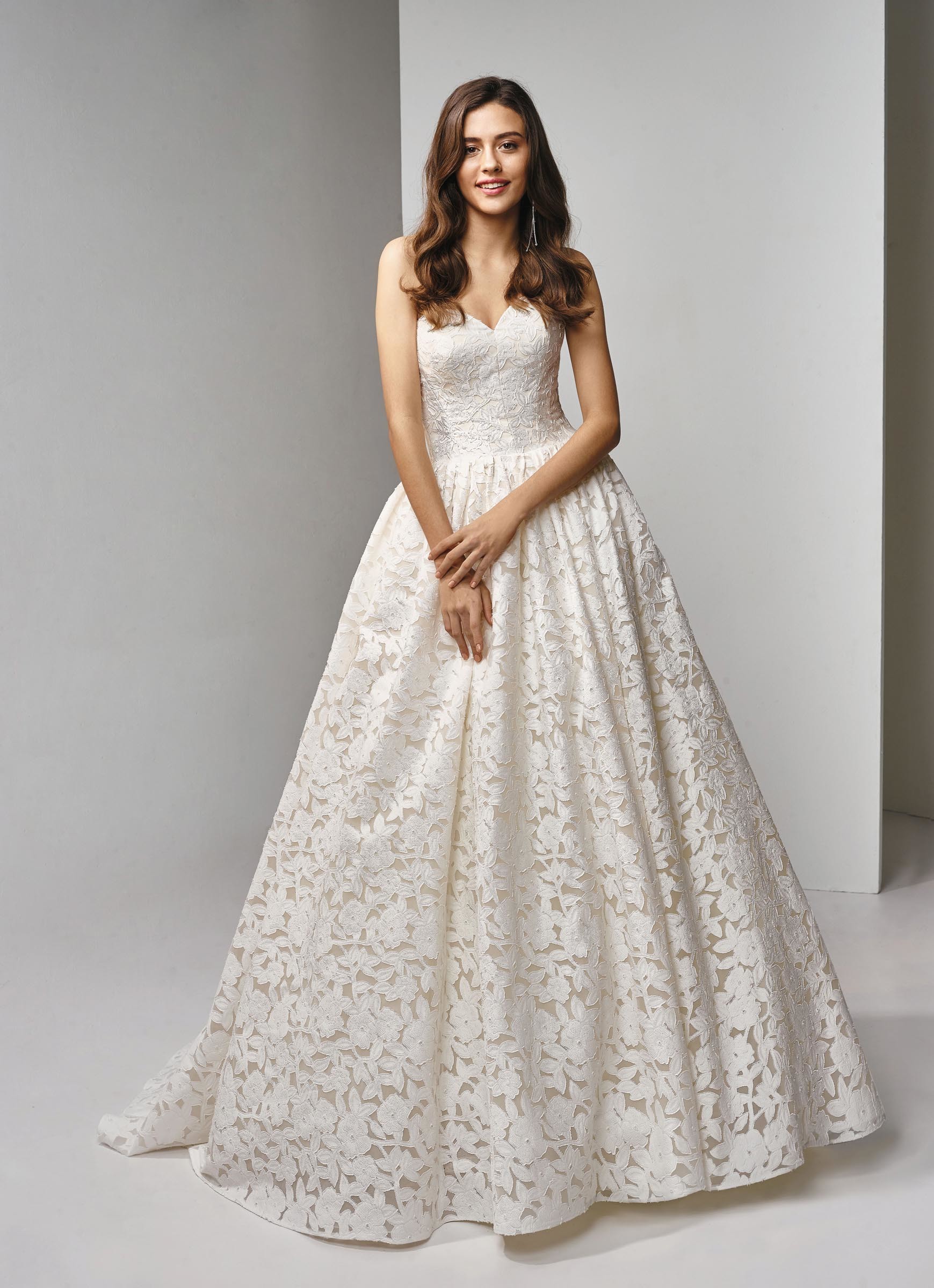 Cremefarbenes, trägerloses Brautkleid aus Spitze mit Prinzessschnitt und Herzausschnitt von Beautiful Bridal, Modell BT19-5