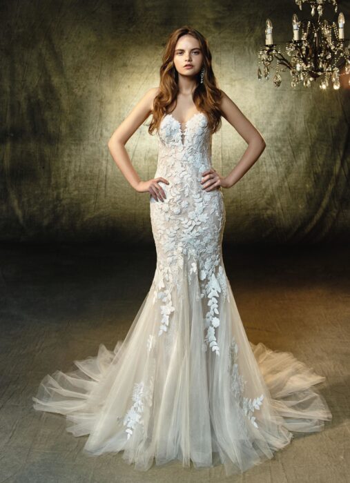 Cremefarbenes, schulterfreies Fit and Flare-Brautkleid mit Spitze von Blue by Enzoani, Modell Livie