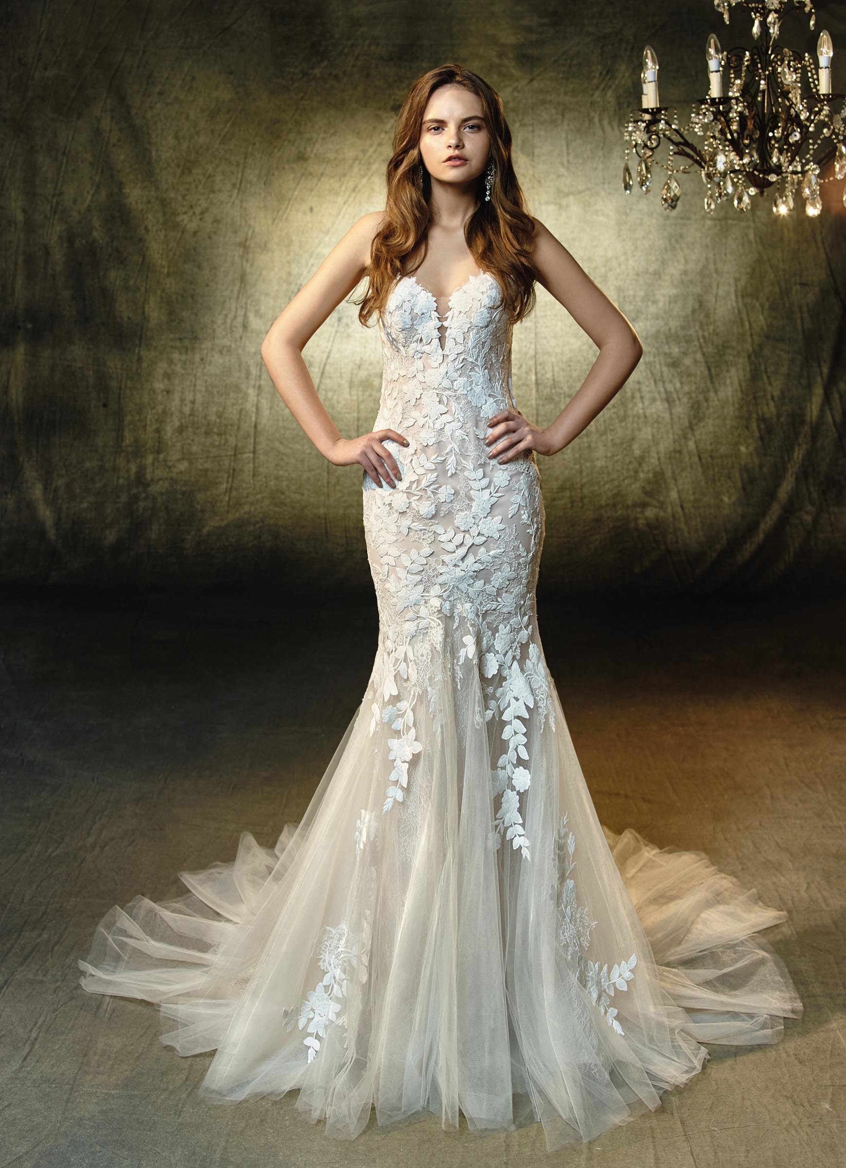 Cremefarbenes, schulterfreies Fit and Flare-Brautkleid mit Spitze von Blue by Enzoani, Modell Livie