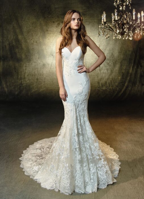 Cremefarbenes, schulterfreies Fit and Flare-Brautkleid mit Herzausschnitt von Blue by Enzoani, Modell Laura