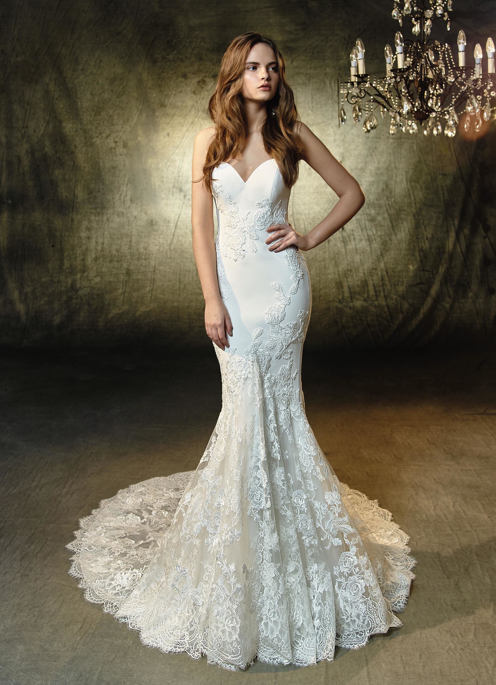 Cremefarbenes, schulterfreies Fit and Flare-Brautkleid mit Herzausschnitt von Blue by Enzoani, Modell Laura