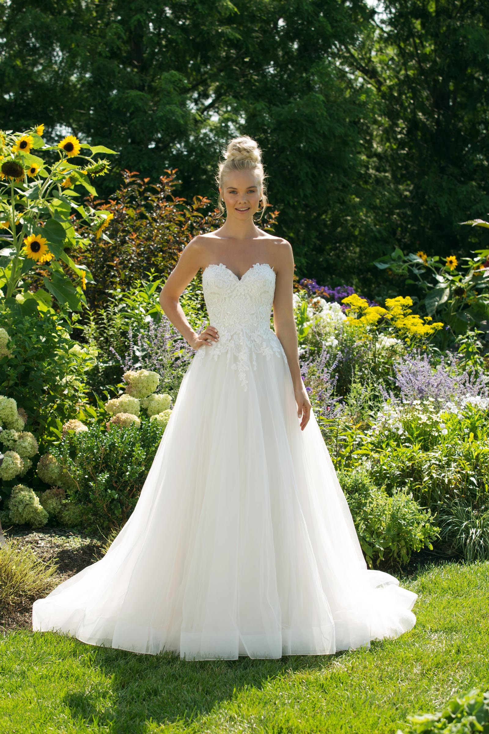 Trägerloses, cremefarbenes Brautkleid mit Spitze und Ausschnitt in Herzform von Sweetheart, Modell 11041