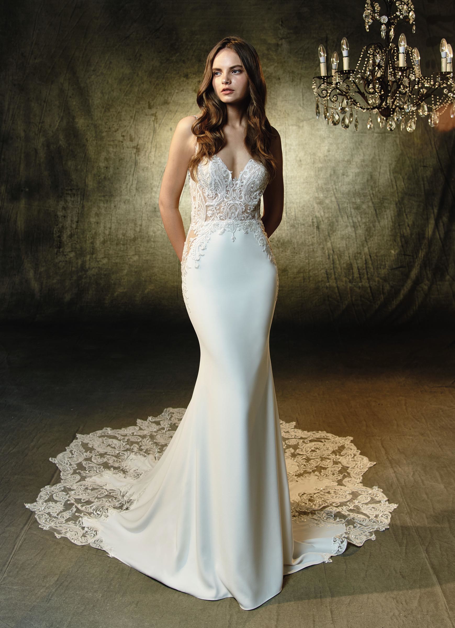 Cremefarbenes Fit and Flare-Brautkleid mit Spitze und Schleppe von Blue by Enzoani, Modell Lena
