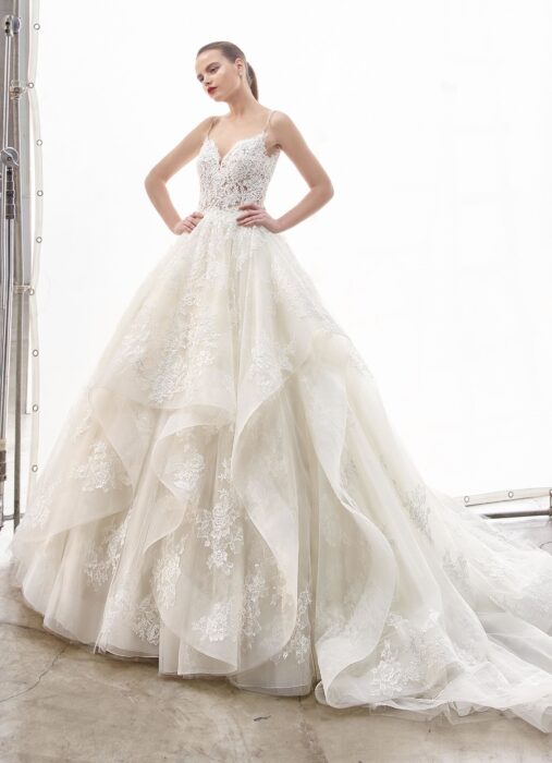 Cremefarbenes Brautkleid im Prinzessschnitt mit Volants, Spitze und transparenter Spitzenkorsage von Enzoani, Modell Natassia