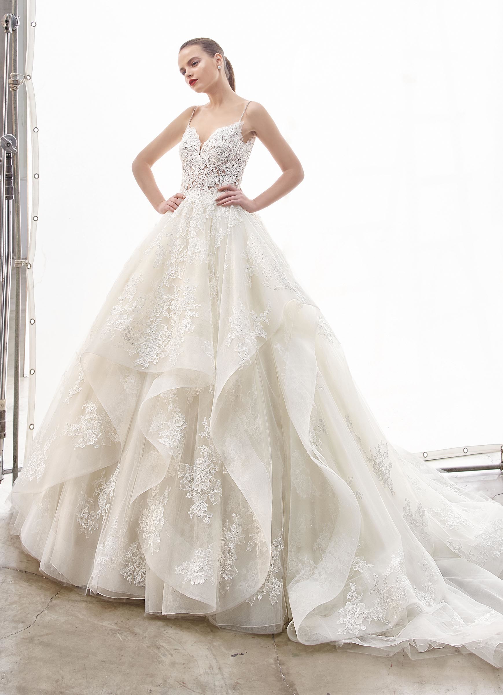 Cremefarbenes Brautkleid im Prinzessschnitt mit Volants, Spitze und transparenter Spitzenkorsage von Enzoani, Modell Natassia