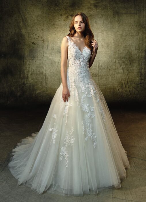 Cremefarbenes Brautkleid mit Spitze, Prinzessschnitt und V-Ausschnitt von Blue by Enzoani, Modell Lourdes
