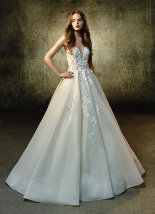 Cremefarbenes, trägerloses Brautkleid mit Spitze, tiefem Herzausschnitt und Prinzessschnitt von Blue by Enzoani, Modell Lyvia