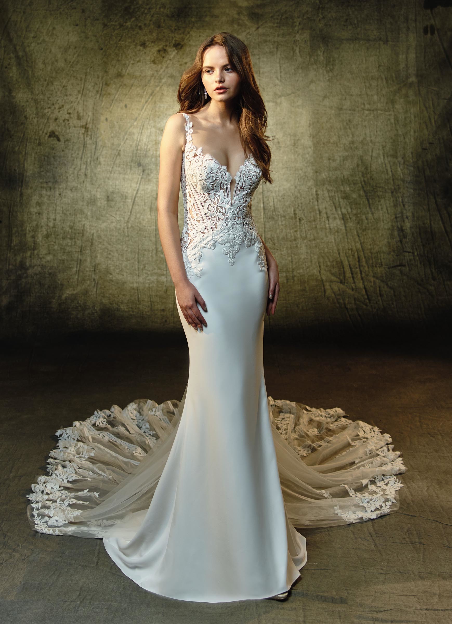 Cremefarbenes Fit and Flare-Brautkleid mit transparenter Korsage aus Spitze und Schleppe von Blue by Enzoani, Modell Linda