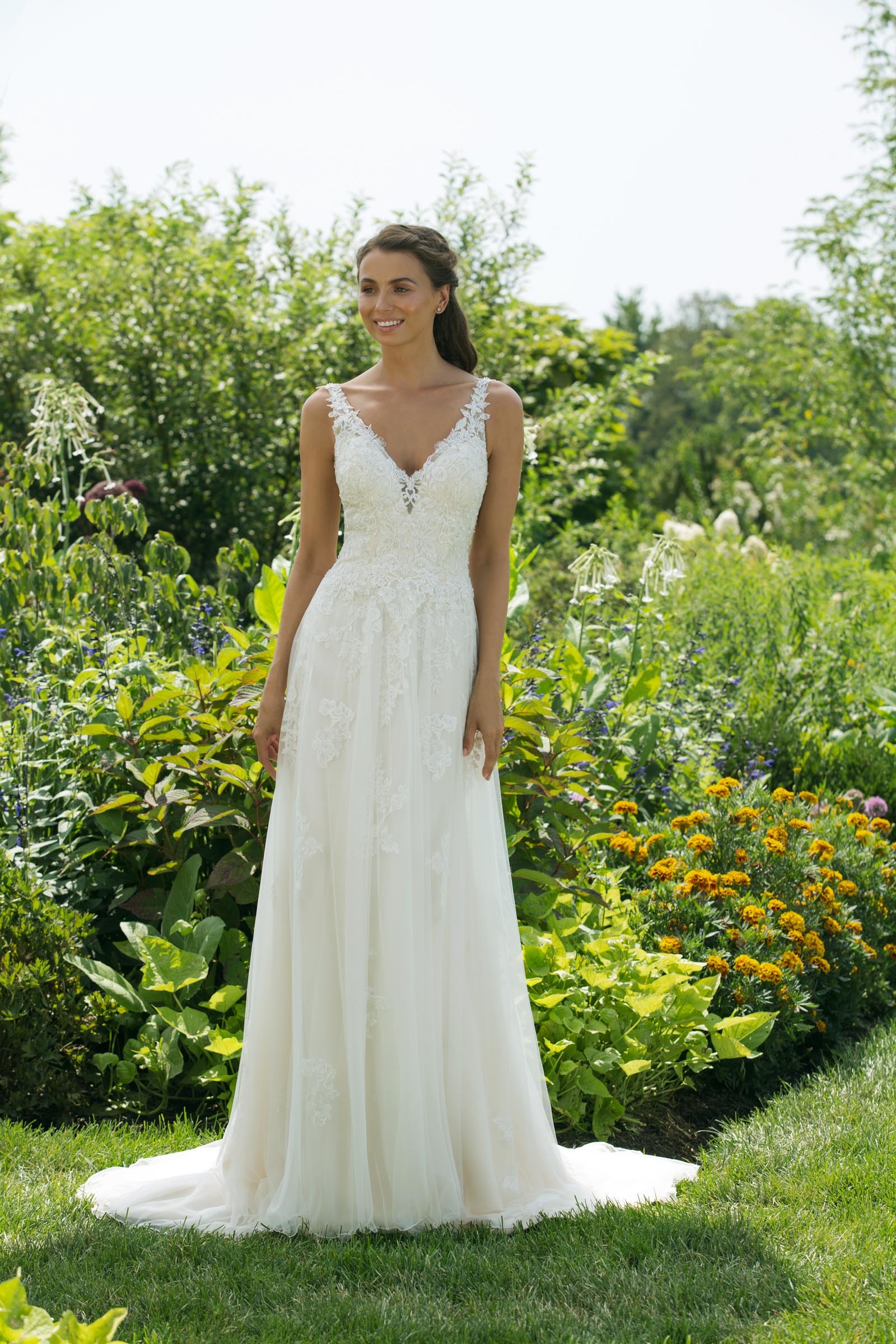 Cremefarbenes Brautkleid in A-Linie mit Spitze und V-Ausschnitt von Sweetheart, Modell 11031