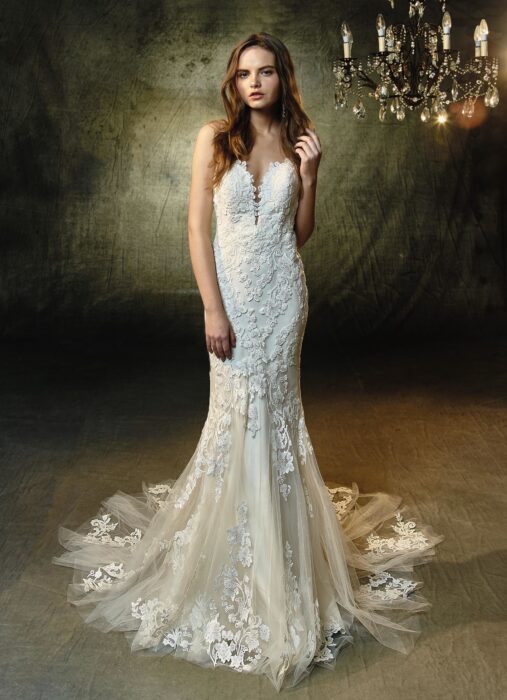 Cremefarbenes Vintage-Brautkleid mit Spitze und tiefem Herzausschnitt von Blue by Enzoani, Modell Lilac