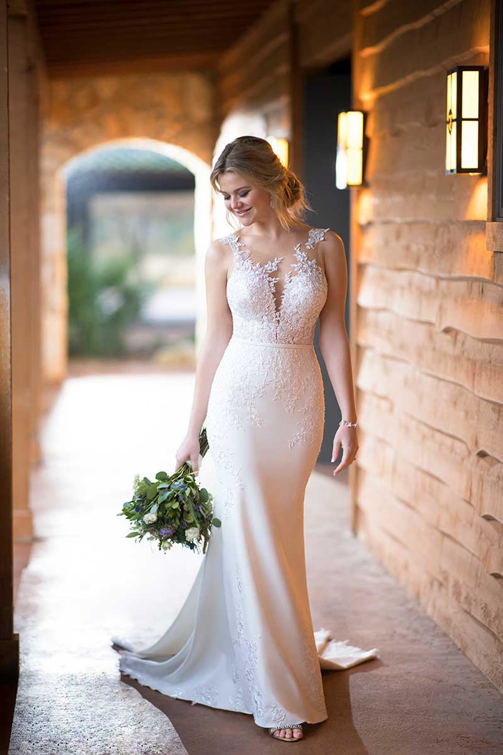 Cremefarbenes Brautkleid mit figurbetontem Fit and Flare Schnitt und Tattoo Effekt von Essense of Australia, Modell D2388