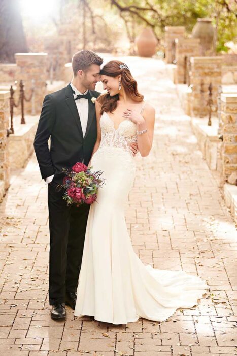 Cremefarbenes Brautkleid mit transparenter Korsage und Fit and Flare Schnitt von Essense of Australia, Modell D2457