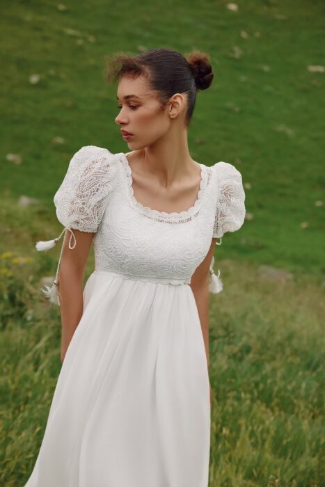 Empire-Hochzeitskleid mit Carrée-Ausschnitt, Schleppe und abnehmbarem Makramée-Spitzentop mit kurzen Puffärmeln von Ariamo Boho, Modell Francesca
