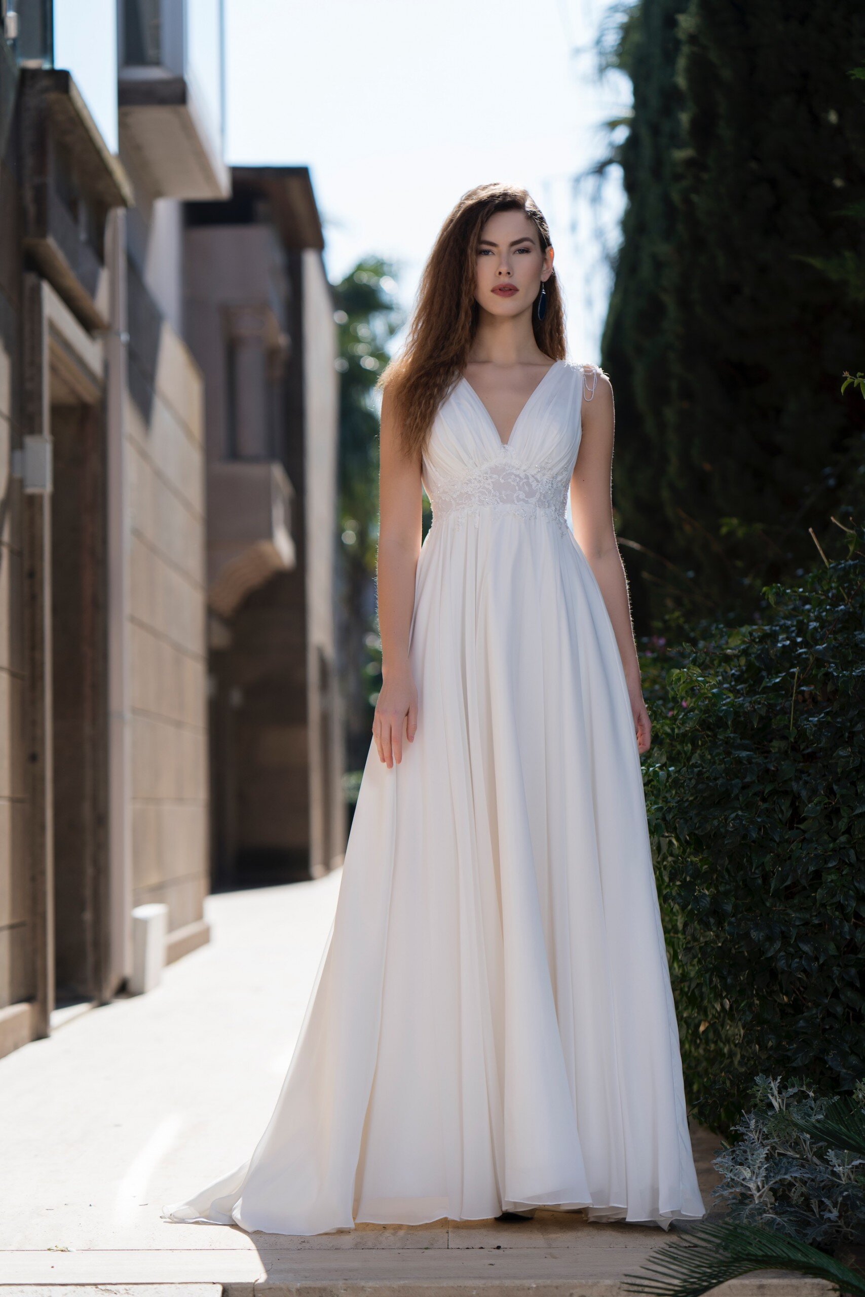 Brautkleid im Empireschnitt mit V-Ausschnitt, Spitzeneinsatz, Faltenwurf und Perlendetails von Emine Yildirim, Modell 7068