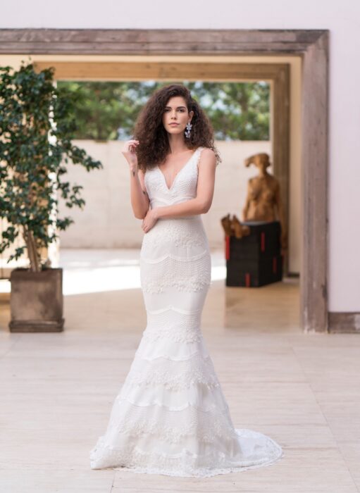 Figurbetontes Brautkleid im Fit-and-Flare-Schnitt mit Spitze und V-Ausschnitt von Emine Yildirim, Modell 8036