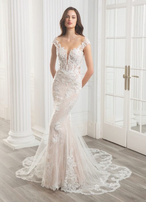 Figurbetontes Hochzeitskleid in softem Blush mit Kontrastspitze von Etoile, Modell Cameron