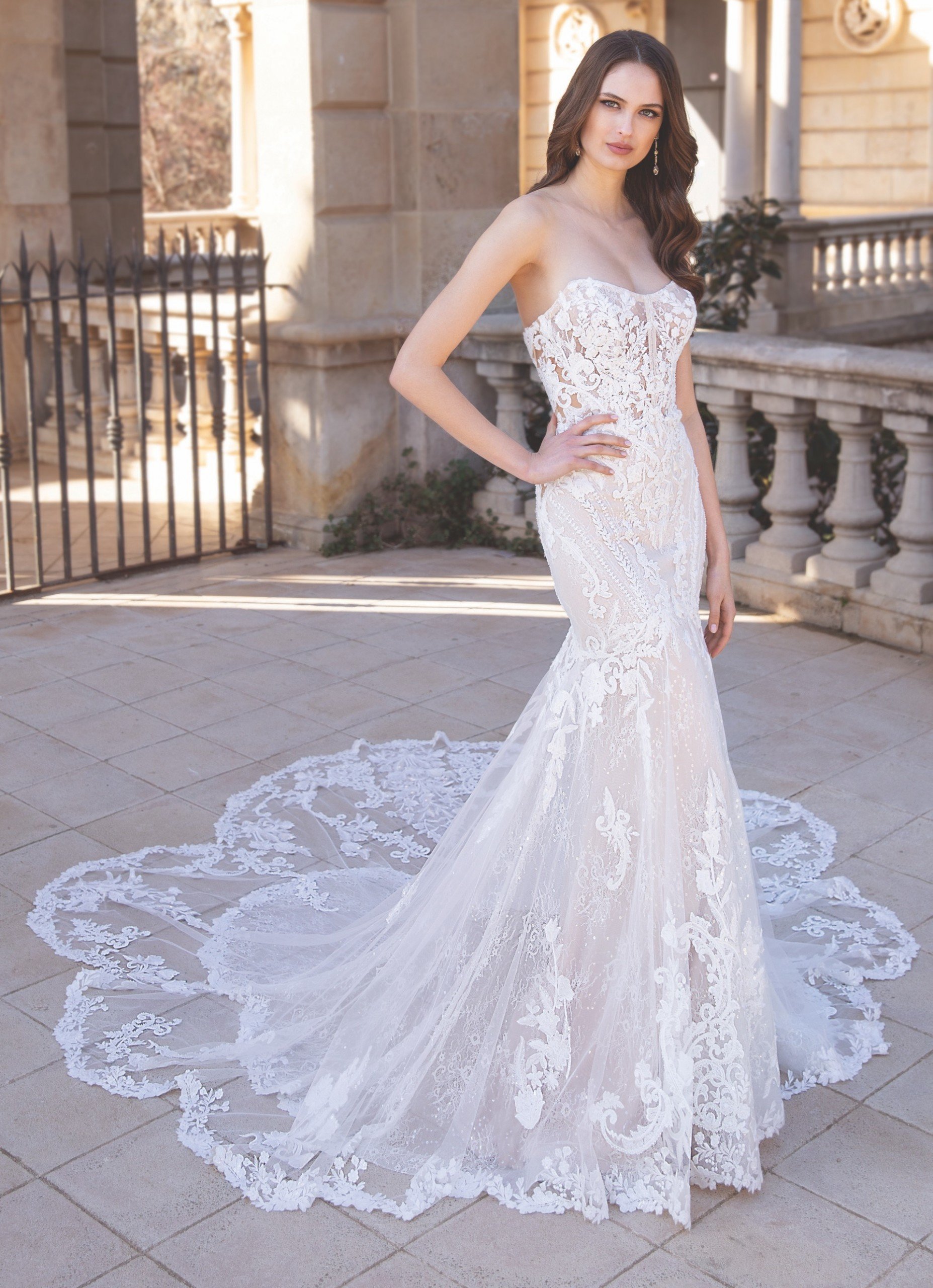 Trägerloses Fit and Flare-Hochzeitskleid mit 3D-Spitze und Schleppe von Elysée, Modell Sibylla