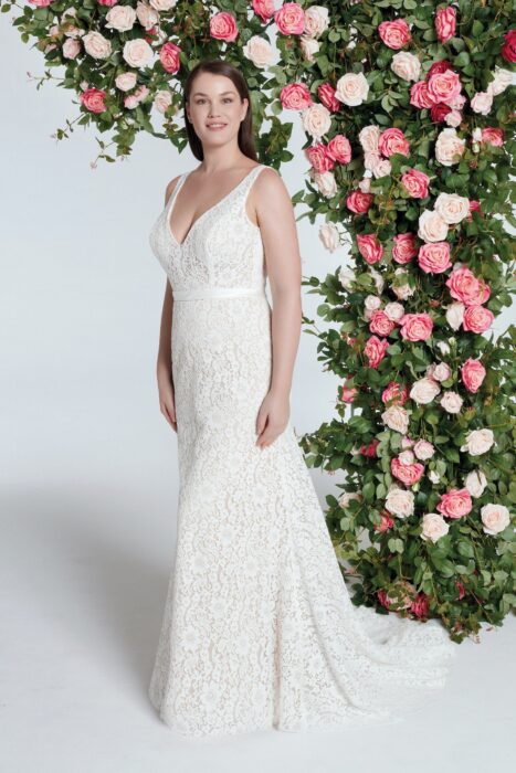 Spitzenbrautkleid im Fit-and-Flare-Schnitt mit V-Ausschnitt und Schleppe von Sweetheart, Modell 11091