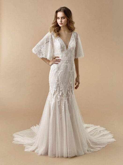 Brautkleid im Boho-Look im Fit-and-Flare-Schnitt mit Plung-Ausschnitt, 3D-Spitze und Flügelärmeln von Beautiful Bridal, Modell BT 20-05