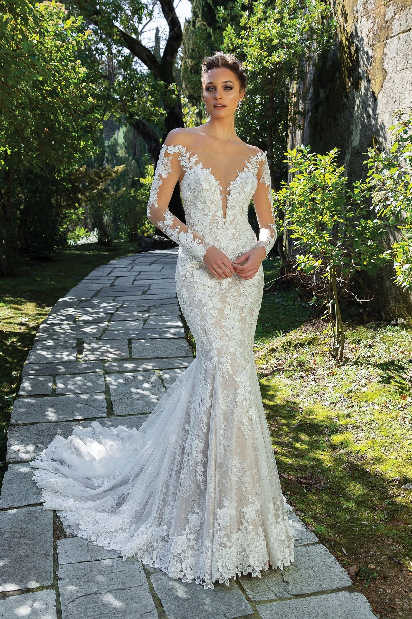 Fit-and-Flare-Brautkleid mit 3D-Spitze, Plunge-Ausschnitt, langem Arm, Tattoo-Effekt und Schleppe von Justin Alexander, Modell 88120