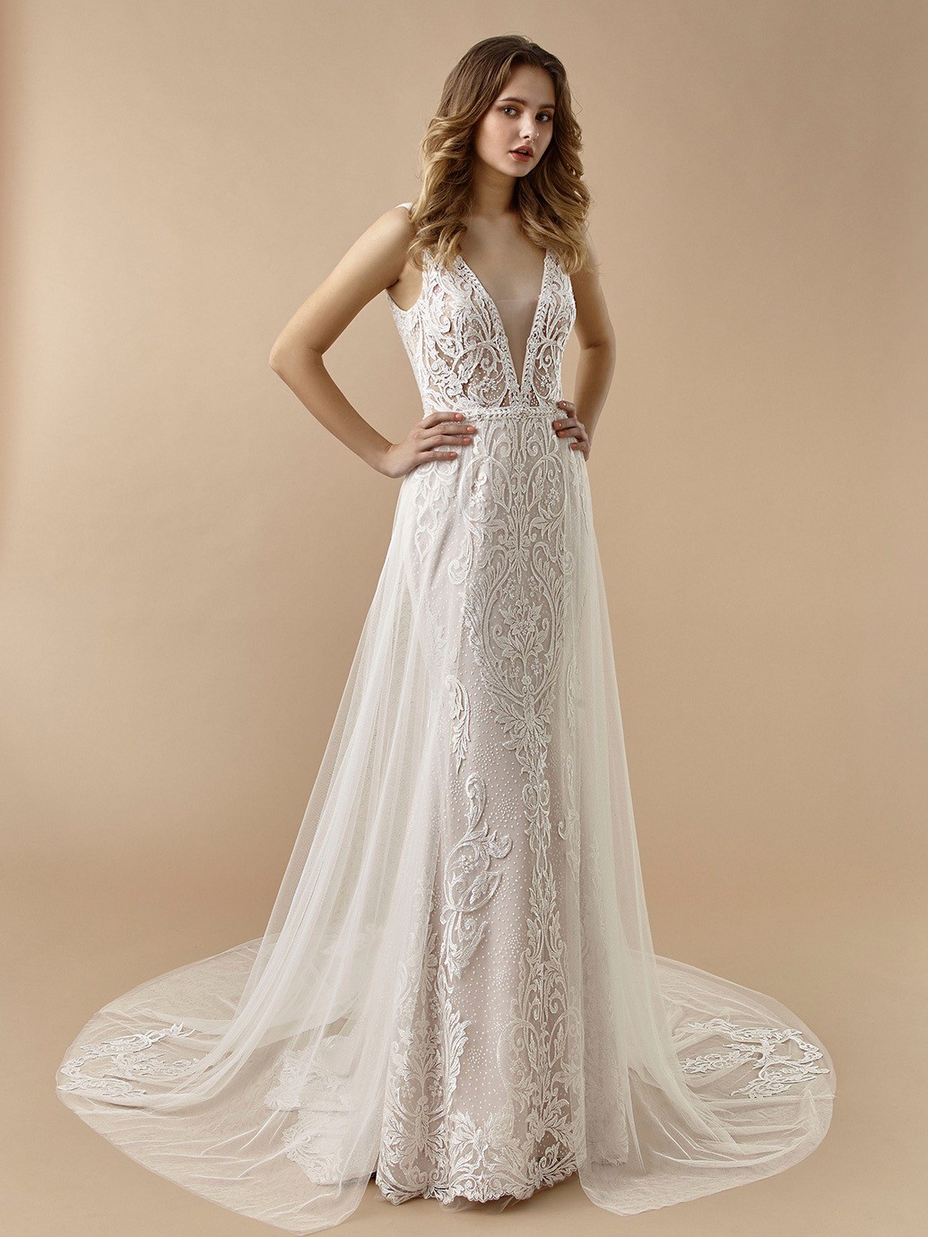 Fit-and-Flare-Brautkleid in Rosa mit 3D-Spitze, Layering-Effekt und Plunge-Ausschnitt von Beautiful Bridal, Modell BT 20-02