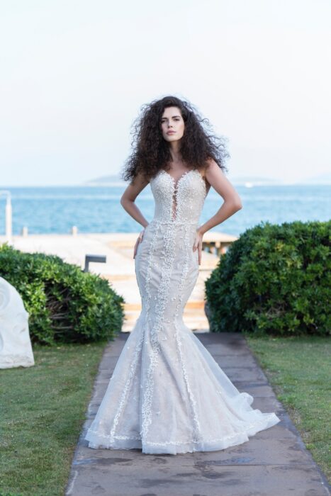 Fit-and-Flare-Brautkleid in Rosé mit Spitze, 3D-Applikationen und Illusion-Ausschnitt von Emine Yildirim, Modell 8031