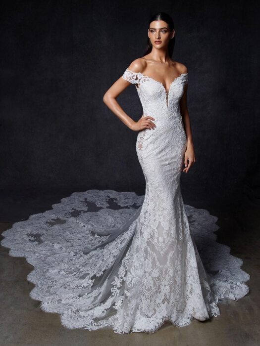 Spitzenbrautkleid im Fit-and-Flare-Schnitt mit Plunge-Ausschnitt mit Offshoulder-Trägern, Schleppe und passendem Schleier von Enzoani, Modell Olive