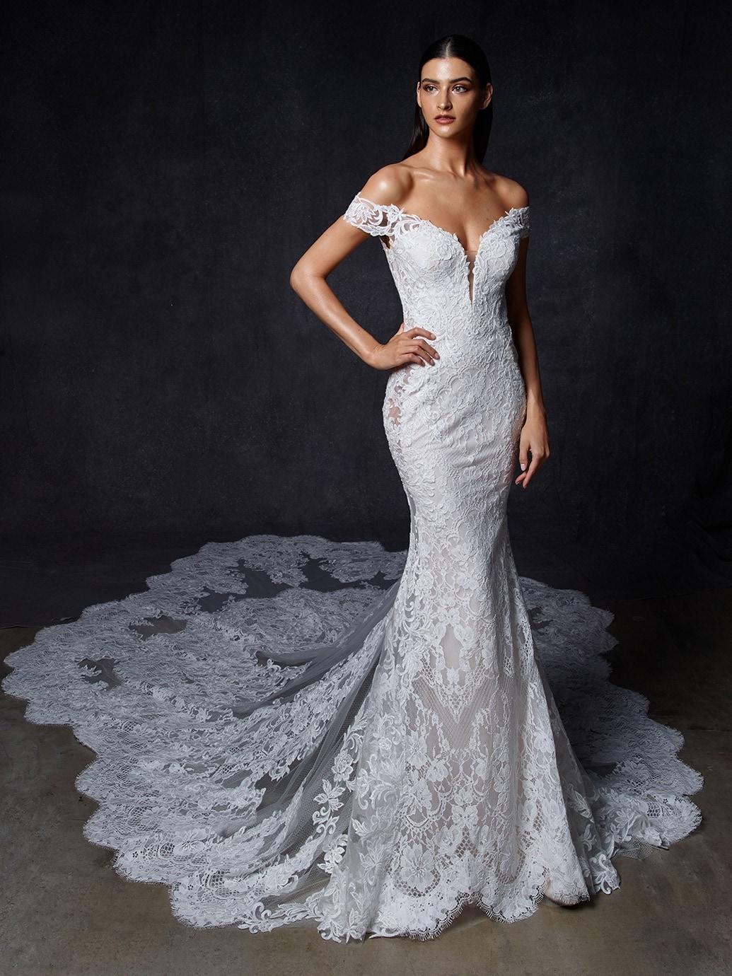 Spitzenbrautkleid im Fit-and-Flare-Schnitt mit Plunge-Ausschnitt mit Offshoulder-Trägern, Schleppe und passendem Schleier von Enzoani, Modell Olive