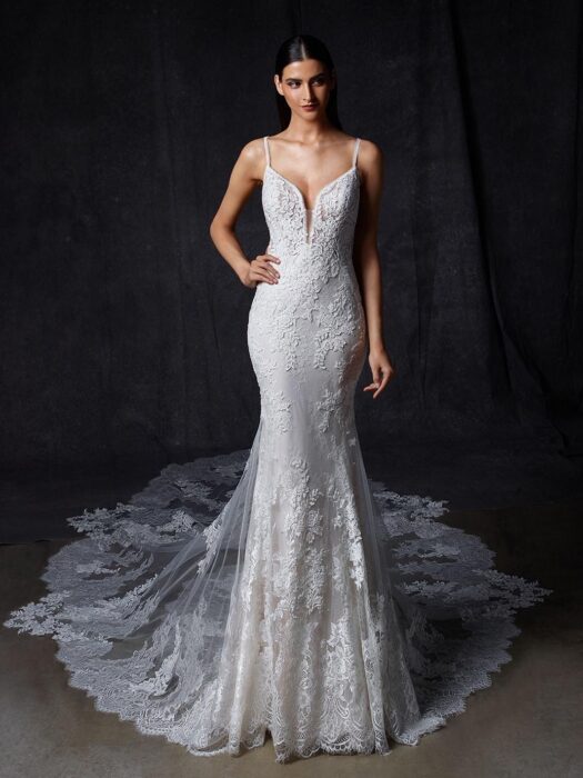 Fit-and-Flare-Brautkleid mit Spitze, Plunge-Ausschnitt, Spaghettiträgern, tiefem Rücken und Schleppe von Enzoani, Modell Osina