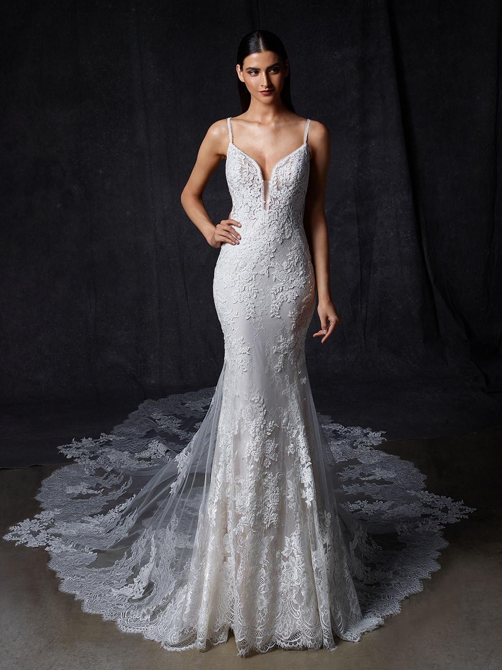 Fit-and-Flare-Brautkleid mit Spitze, Plunge-Ausschnitt, Spaghettiträgern, tiefem Rücken und Schleppe von Enzoani, Modell Osina
